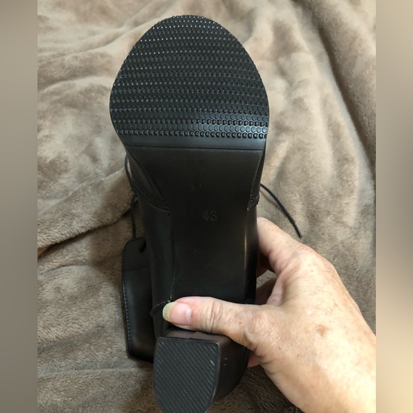 Black lace up boots - Picture 5 of 6